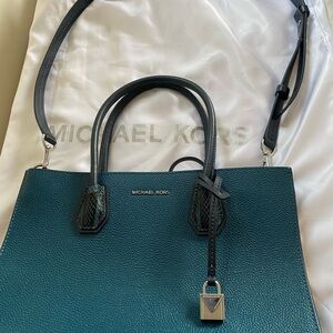 Michael Kors Blue Shoulder Bag with Elegant Design